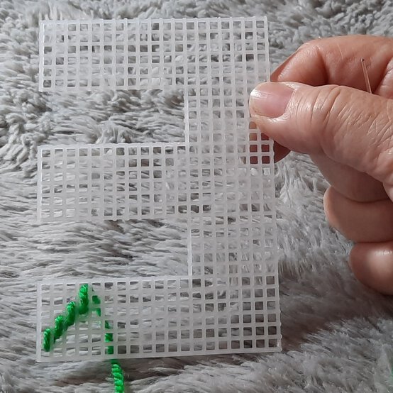 Idea_how-to-make-a-bargello-keyring_step7a.jpg?sw=554&q=85