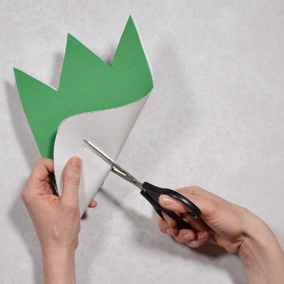 how_to_make_dinosaur_feet_craft_activities_step2.jpg?sw=554&q=85