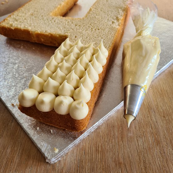 how-to-make-a-number-cake-9.jpg?sw=554&q=85