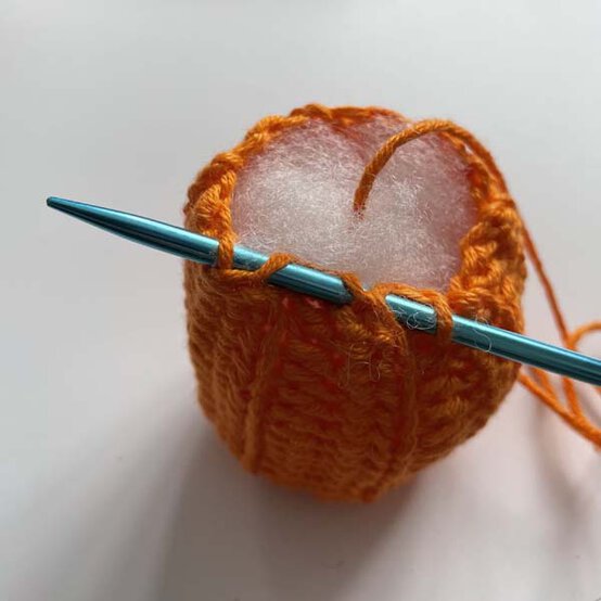 ideas%5Fhow%2Dto%2Dcrochet%2Da%2Dhalloween%2Dwreath%5Fpumpkin%5F3.jpg?sw=554&q=85