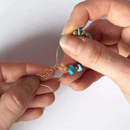 ideas%5Fjewellery%2Dprojects%2Dto%2Dmake%2Dwith%2Dbeads%5Fhoop%2Dearrings%5Fstep%2D2c.jpg?sw=554&q=85