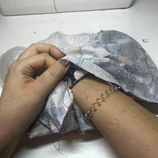 idea%5Fhow%2Dto%2Dsew%2Da%2Dquilted%2Dlaptop%2Dbag%5Fstep11a.jpg?sw=554&q=85