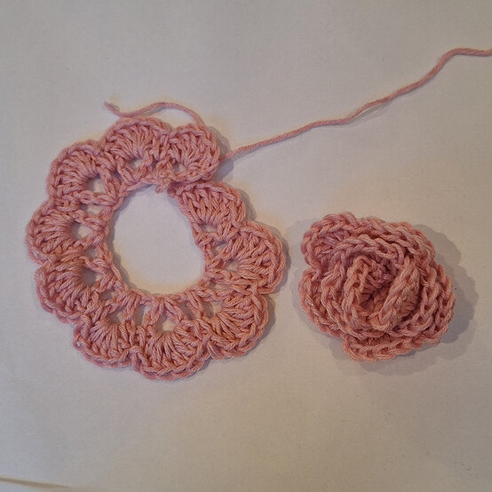 How%2Dto%2Dcrochet%2Da%2Dfloral%2Dspring%2Dwreath%5Frose.jpg?sw=554&q=85
