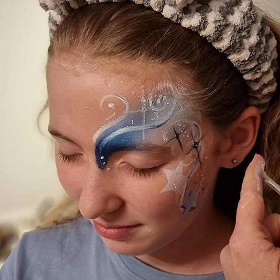 how-to-create-a-new-years-eve-face-paint-design_step6_2.jpg?sw=554&q=85