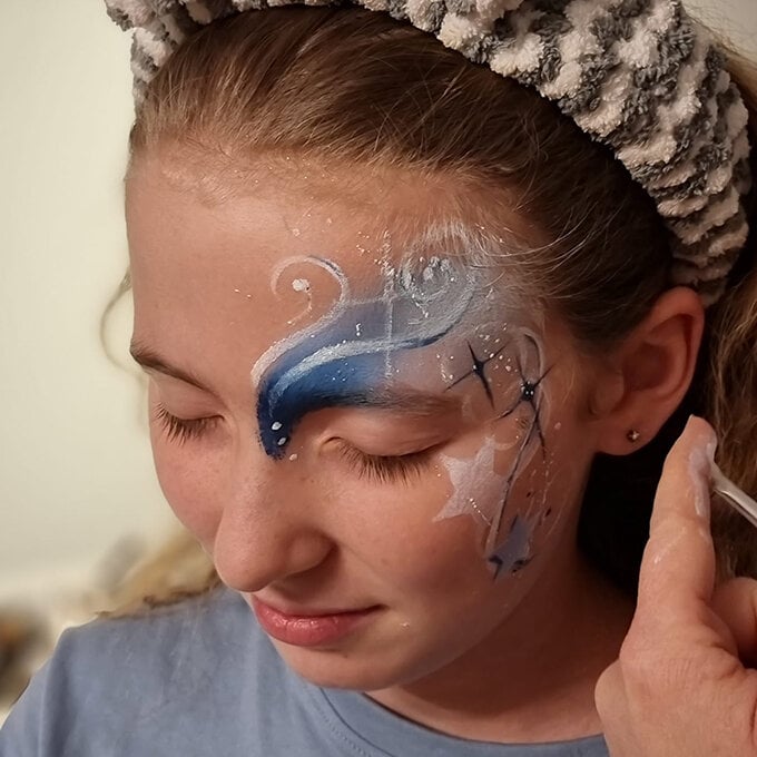 how-to-create-a-new-years-eve-face-paint-design_step6_2.jpg?sw=680&q=85