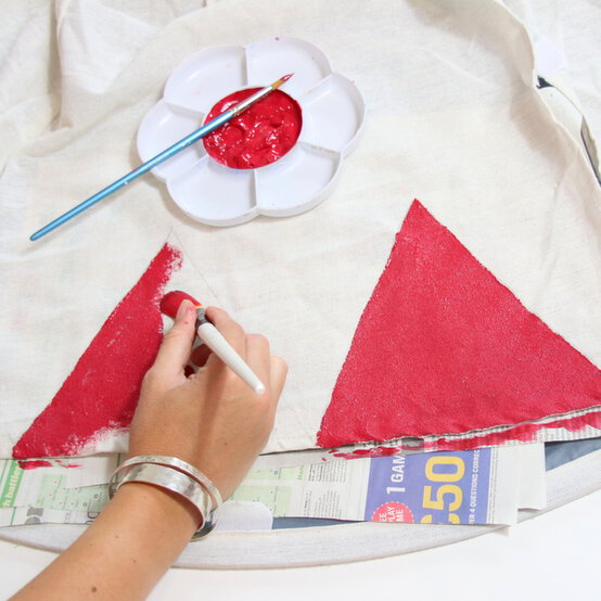 kids-teepee-painted-pom-pom-step-3.jpg?sw=554&q=85