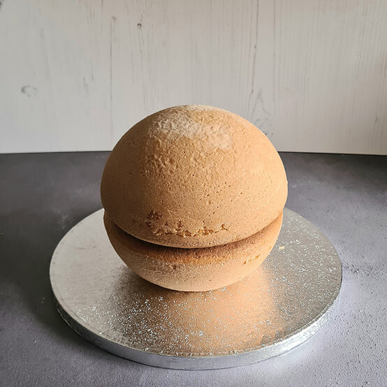 idea_how-to-make-a-frog-cake_step3a.jpg?sw=554&q=85