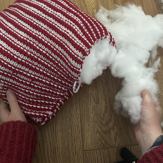 idea%5Fknit%2Da%2Dpresent%2Dcushion%5Fstep7.png?sw=554&q=85