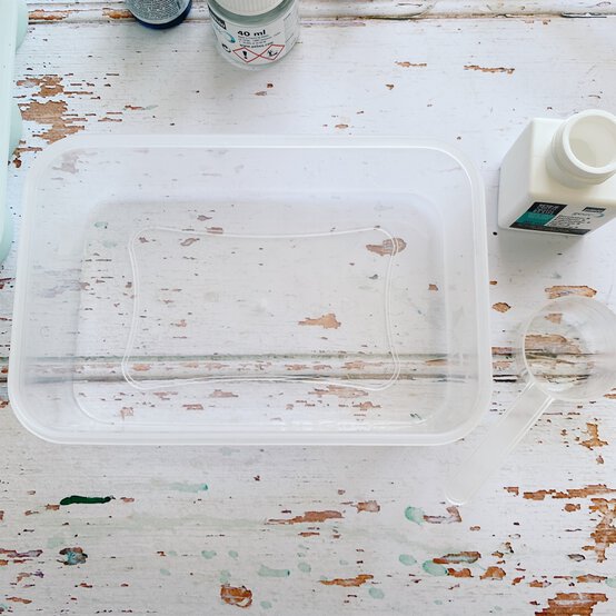 3_how-to-make-a-resin-salt-and-pepper-pot.jpg?sw=554&q=85