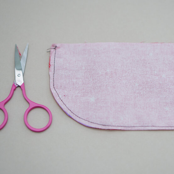 how-to-sew-a-craft-organiser_step5_2.jpg?sw=554&q=85