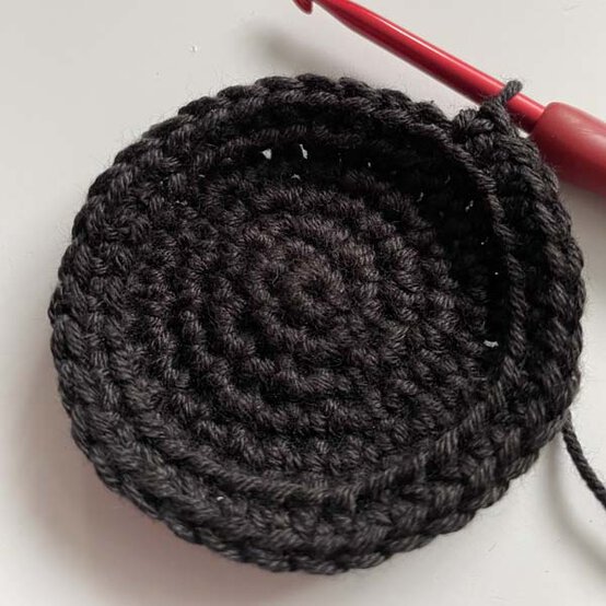 ideas%5Fhow%2Dto%2Dcrochet%2Da%2Dhalloween%2Dwreath%5Fcauldron%5F1.jpg?sw=554&q=85