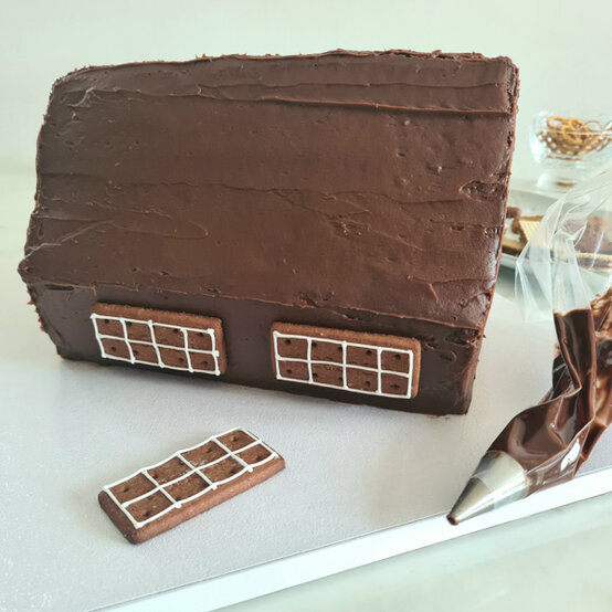 idea%5Fchristmas%2Dcabin%2Dlog%2Dcake%5Fstep%2D11.jpg?sw=554&q=85