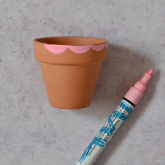 how-to-use-paint-markers_terracotta_step1.jpg?sw=554&q=85