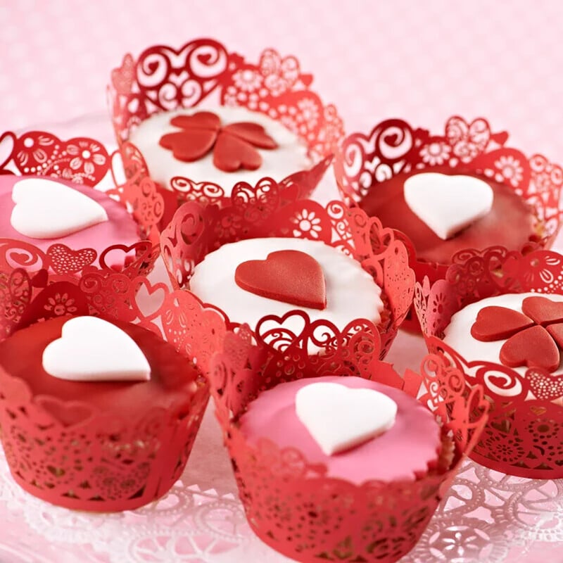 Red, pink and white cupcakes decorated with hearts in die-cut cases. Clicking leads to all ideas and projects