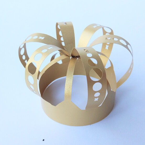 artisan-sharon-betts-jubilee-crown.jpg?sw=554&q=85