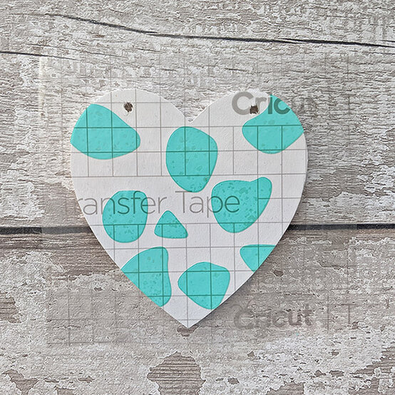 cricut_how_to_decorate_a_wooden_heart_11.jpg?sw=554&q=85