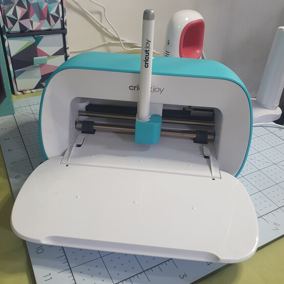 cricut_get_started_in_cricut_joy_valentines_card_for_him_21.jpg?sw=554&q=85