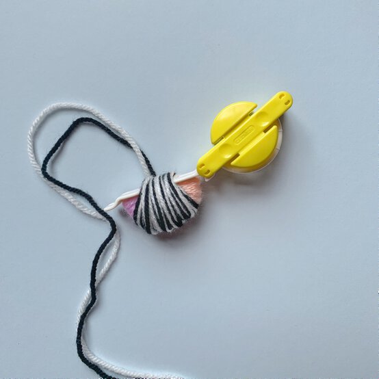 how_to_create_five_different_patterns_in_pom_poms_multi_pattern_pom_pom_step_3.jpg?sw=554&q=85