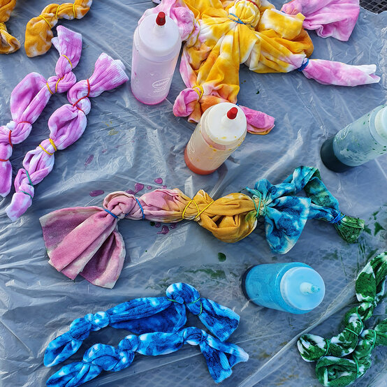 how_to_upcycle_your_wardrobe_with_tie_dye_step-2-leave.jpg?sw=554&q=85