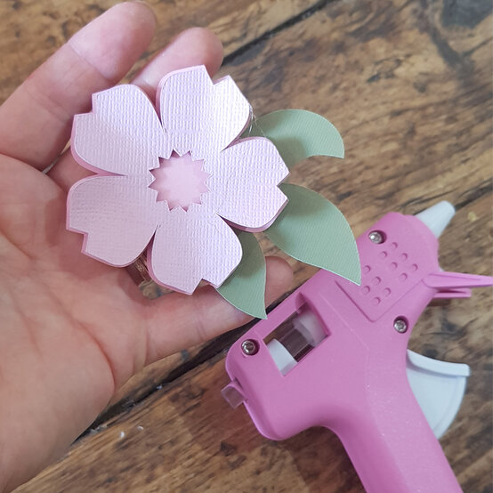 paper-flower-toppers_step6_3.jpg?sw=554&q=85