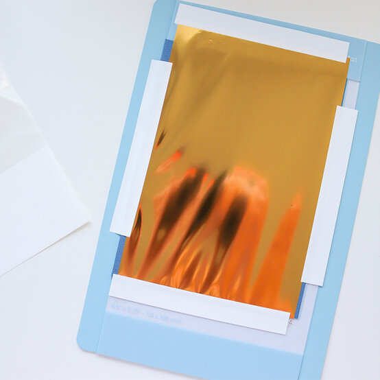 cricut_how-to-make-a-foiled-fathers-day-card_step1.jpg?sw=554&q=85