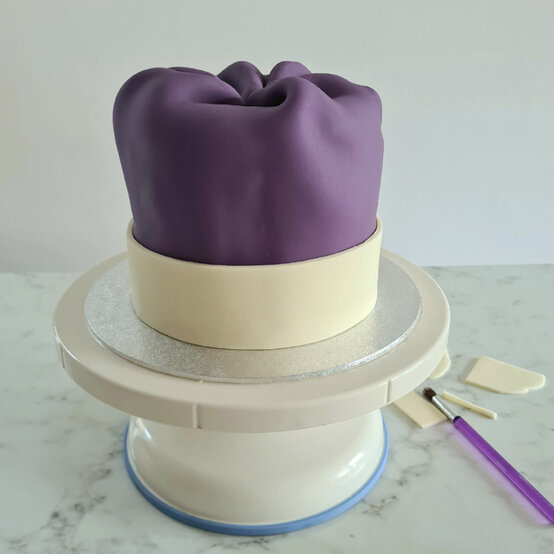 idea_how-to-make-a-coronation-cake_step12b.jpg?sw=554&q=85