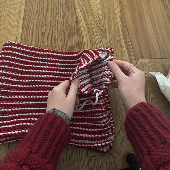 idea%5Fknit%2Da%2Dpresent%2Dcushion%5Fstep6.png?sw=554&q=85