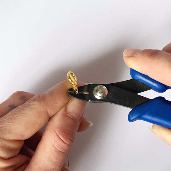 Layered%2DNecklace%2DBeaded%2DNecklace%2DStep3.jpg?sw=554&q=85