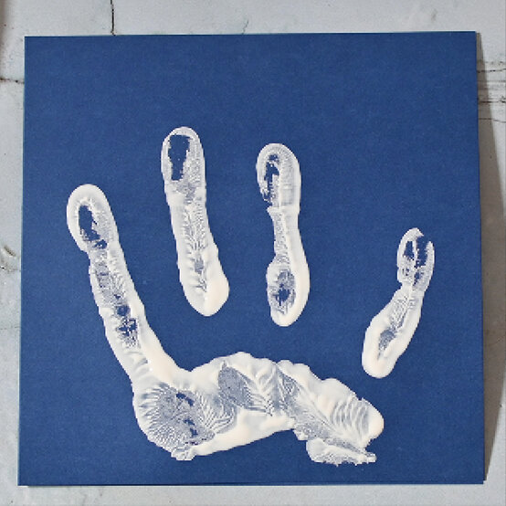 Idea_kids-christmas-cards-to-make_step1c.jpg?sw=554&q=85