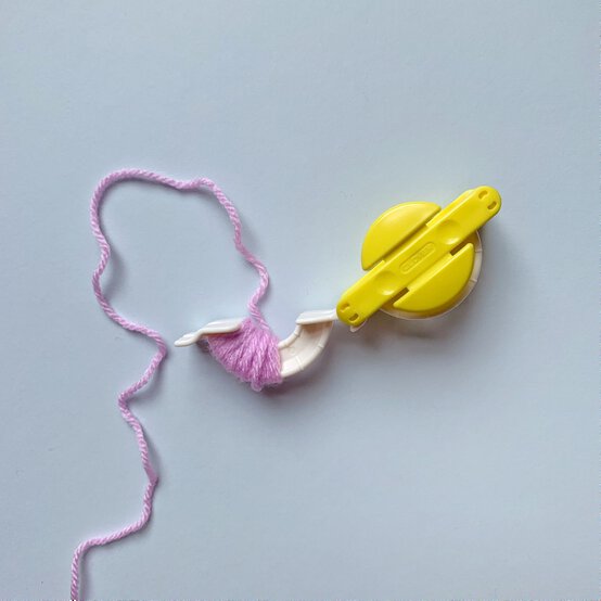 how_to_create_five_different_patterns_in_pom_poms_multi_pattern_pom_pom_step_1.jpg?sw=554&q=85