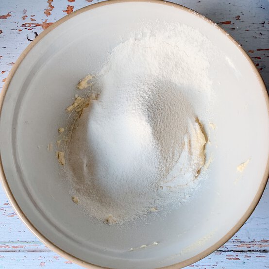 how_to_make_floral_biscuits_2.jpg?sw=554&q=85