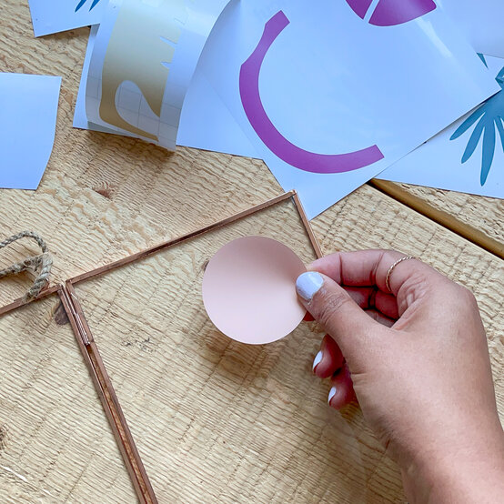 cricut_how_to_make_an_adhesive_vinyl_frame_4.-palm-frame.jpg?sw=554&q=85