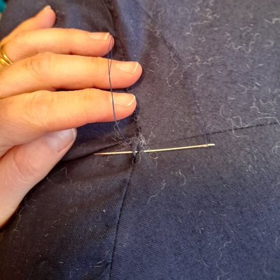 how_to_make_a_flower_floor_cushion_9c.jpg?sw=554&q=85