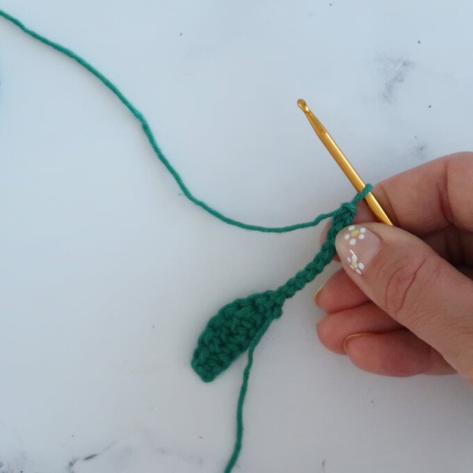 crochet-mistletoe-step-6.jpg?sw=680&q=85