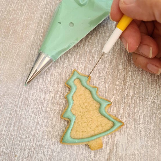 Idea_how-to-decorate-christmas-biscuits_step2b.jpg?sw=554&q=85