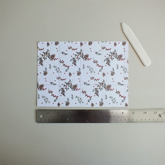 papercraft-christmas-advent-calendar_gift-bag_step1.jpg?sw=554&q=85