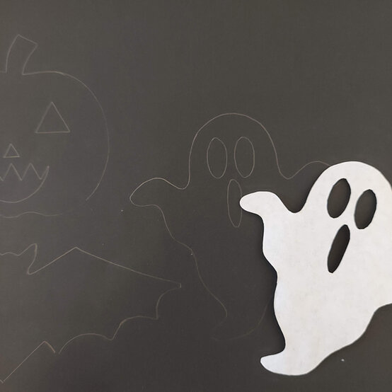 idea_diy-halloween-party-games-shadow_step3.jpg?sw=554&q=85