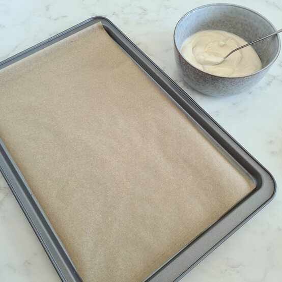 idea_how-to-make-melted-snowman-treats_step1.jpg?sw=554&q=85