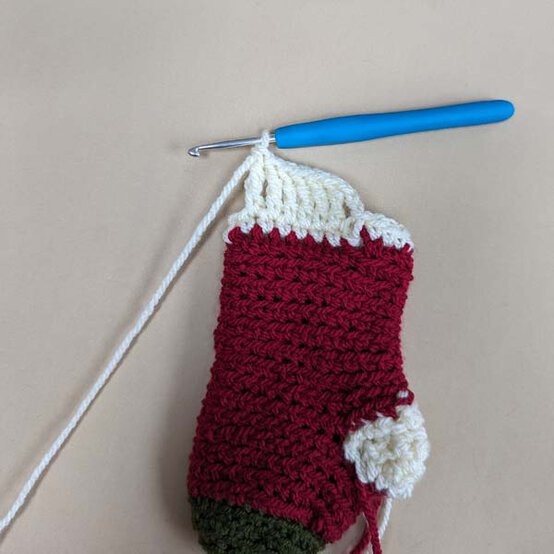 ideas%5Fstash%2Dbusting%2Dchristmas%2Dtable%2Ddecor%5Fstocking%2Dcutlery%2Dholders%5Fstep%2D2c.jpg?sw=554&q=85