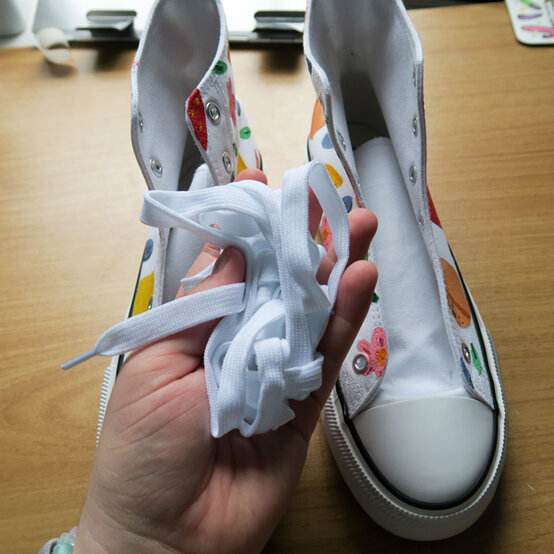 idea_personalise-a-shoe-with-fabric-paint_step9.jpg?sw=554&q=85