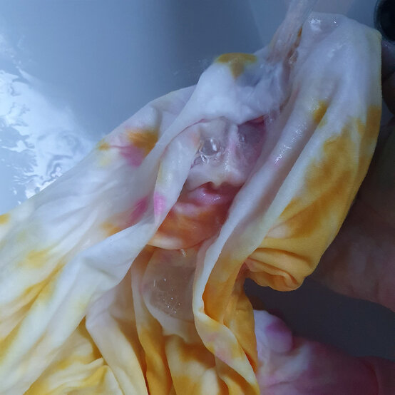 how_to_upcycle_your_wardrobe_with_tie_dye_step-3-warm-rinse.jpg?sw=554&q=85