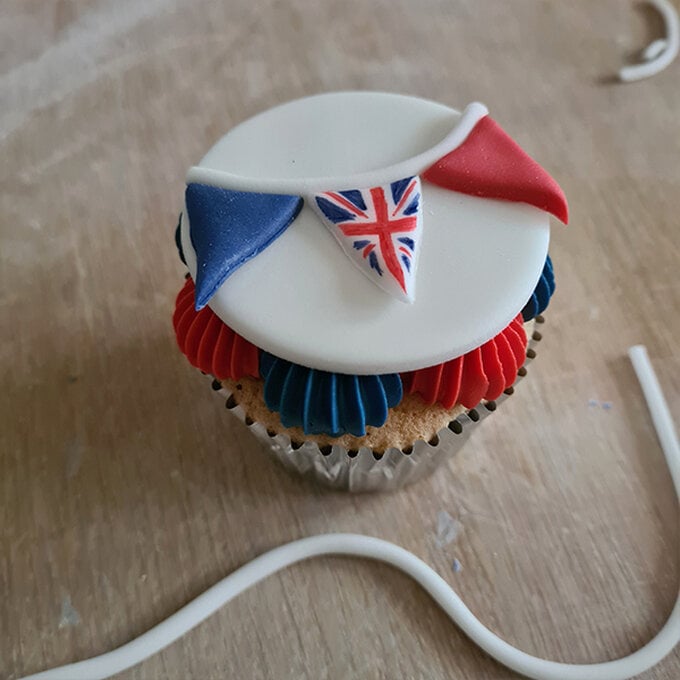 How-to-Make-Decorated-Platinum-Jubilee-%20Cupcakes_Bunting4a.jpg?sw=680&q=85