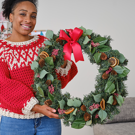 How to Make a Traditional Christmas Wreath | Hobbycraft