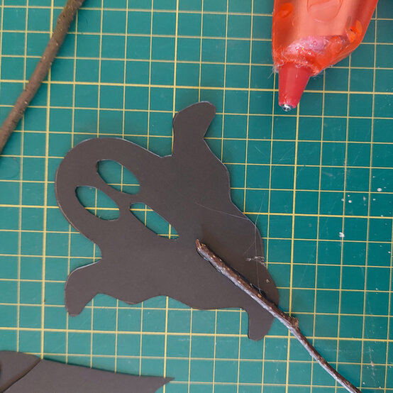 idea_diy-halloween-party-games-shadow_step5.jpg?sw=554&q=85