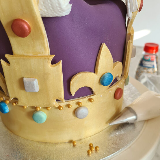 idea_how-to-make-a-coronation-cake_step18d.jpg?sw=554&q=85