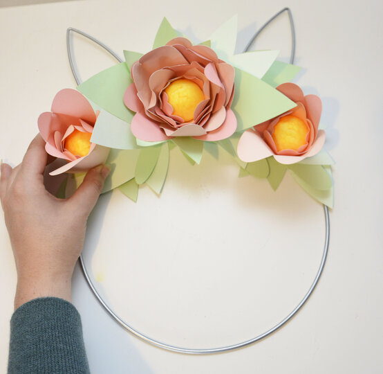 cricut_how_to_create_a_floral_bunny_wreath_step11_2.jpg?sw=554&q=85
