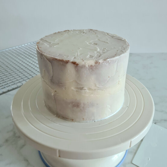 idea_how-to-make-a-coronation-cake_step5a.jpg?sw=554&q=85