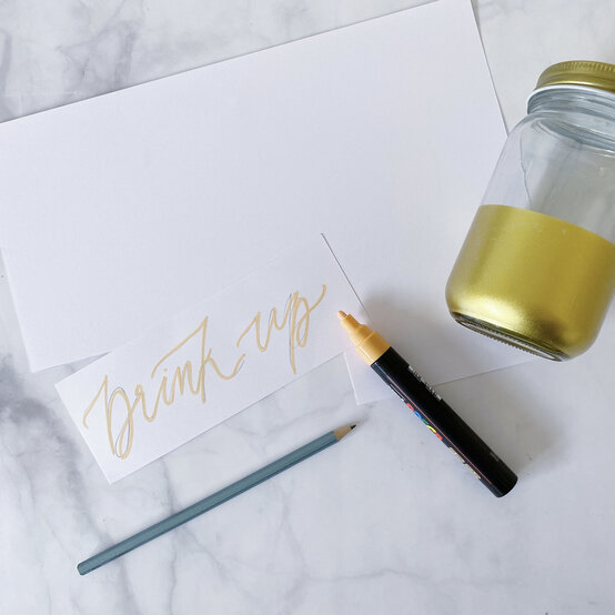 how-to-customise-drinking-jars-with-creative-lettering_freestyle_step3.jpg?sw=554&q=85