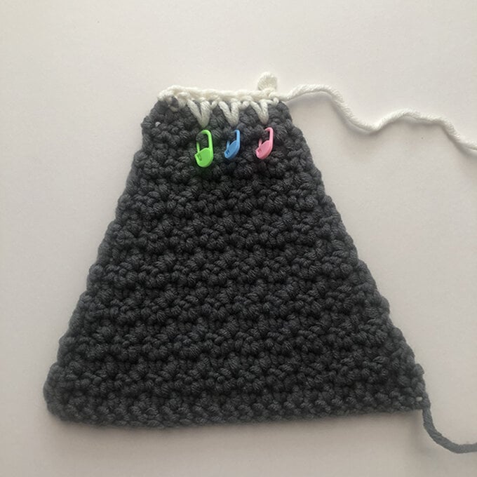 Idea_How-to-crochet-a-mountain-cushion_photo_2.jpeg?sw=680&q=85