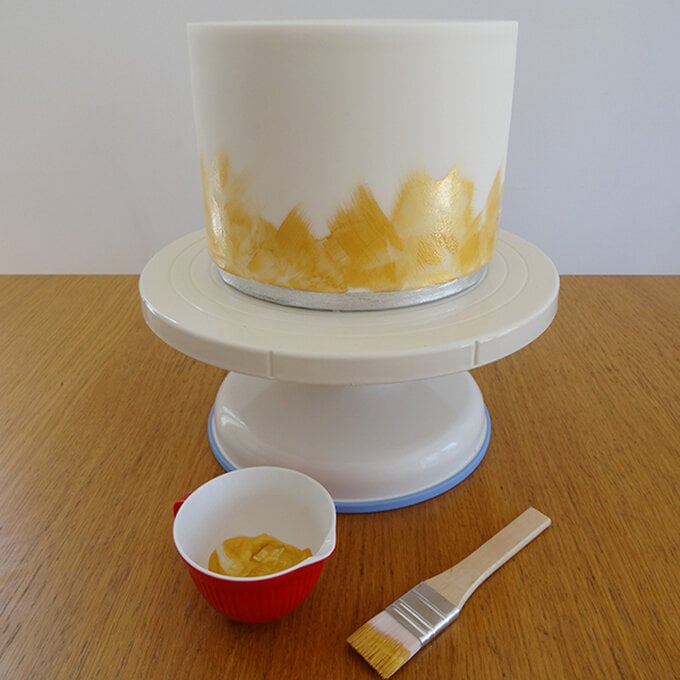 xmas-baking-lucy-gold-cake4.jpg?sw=680&q=85